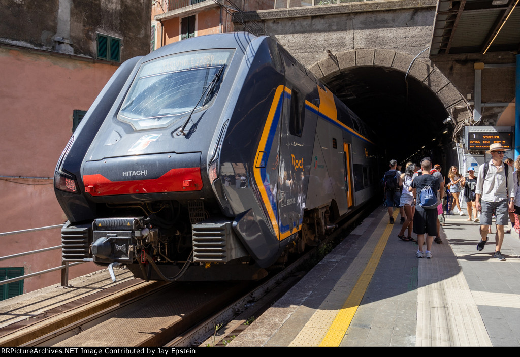 A Hitachi "Rock" EMU departs north into the tunnel at Vernazza